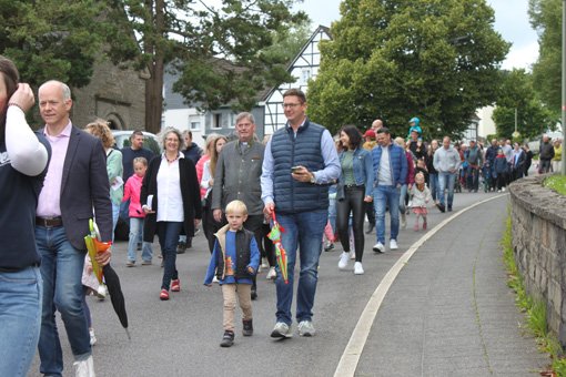 Anlässlich der Feier zum 50-jährigen Bestehen der Caritas Kindertagesstätte Olpe begleitete der Musikverein Olpe die Festgemeinde geschlossen von der Kirche bis zum Kindergarten. (c) Elisabeth Rehbach